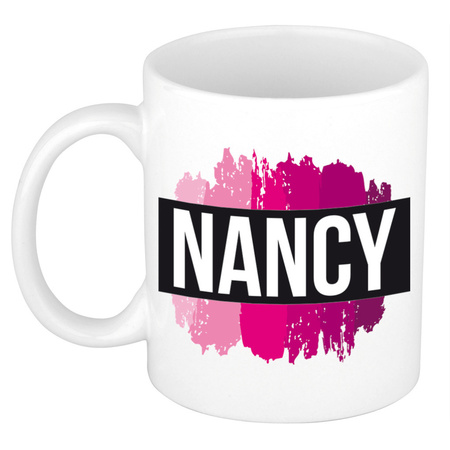 Naam cadeau mok / beker Nancy  met roze verfstrepen 300 ml