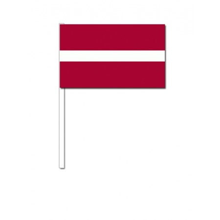 Letland zwaai vlaggetjes 12 x 24 cm